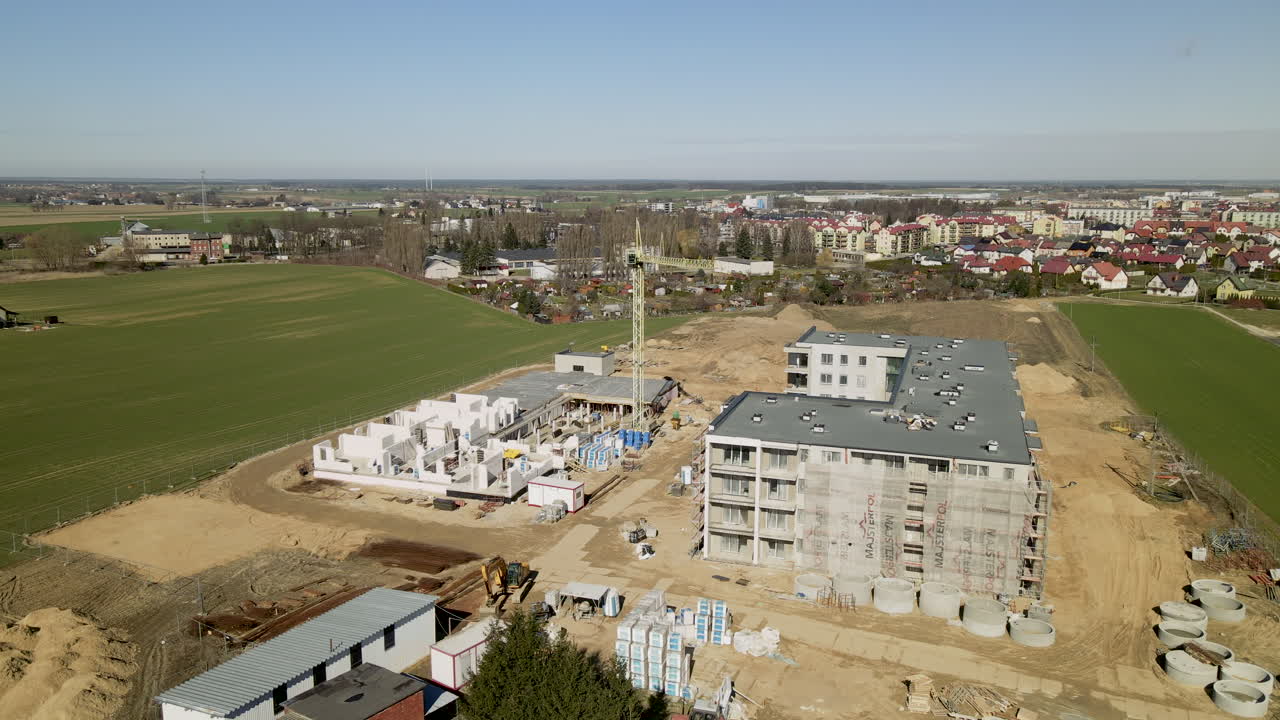toma aérea de una nueva área de construcción con bloques de apartamentos en un suburbio rural de la ciudad polaca