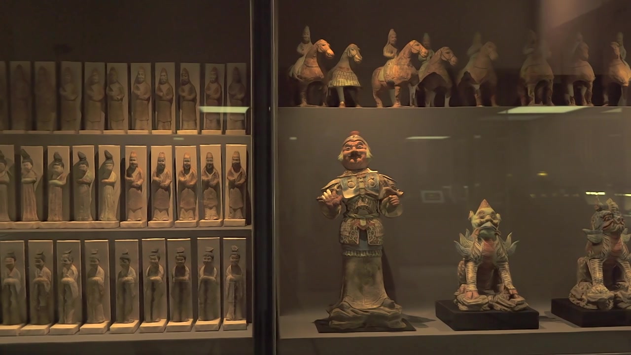 Antiche statuette cinesi di terracotta esposte in una mostra museale