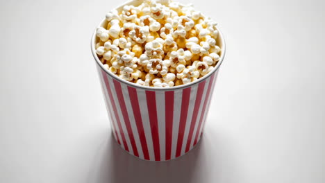 palomitas de maíz en un recipiente a rayas