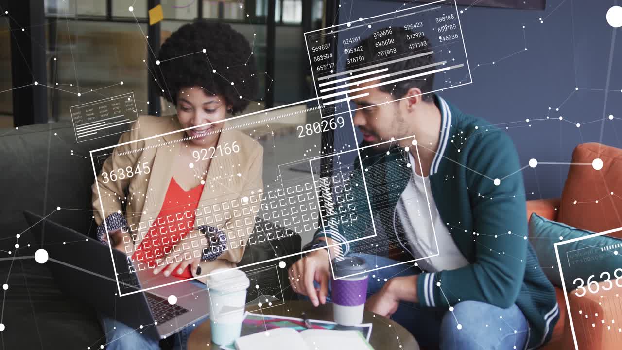 animación de gráficos, cuadrados de carga, números y puntos conectados, diversos compañeros de trabajo compartiendo ideas