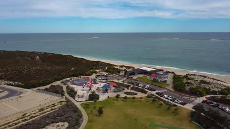 orbita aérea amplia del parque del faro y la playa de amberton en los suburbios del norte de perth