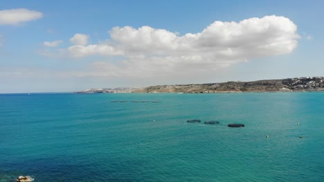 Vista-Aérea-Piscifactorías-En-Calma,-Azul-Mar-Mediterráneo-Mellieha,-Malta