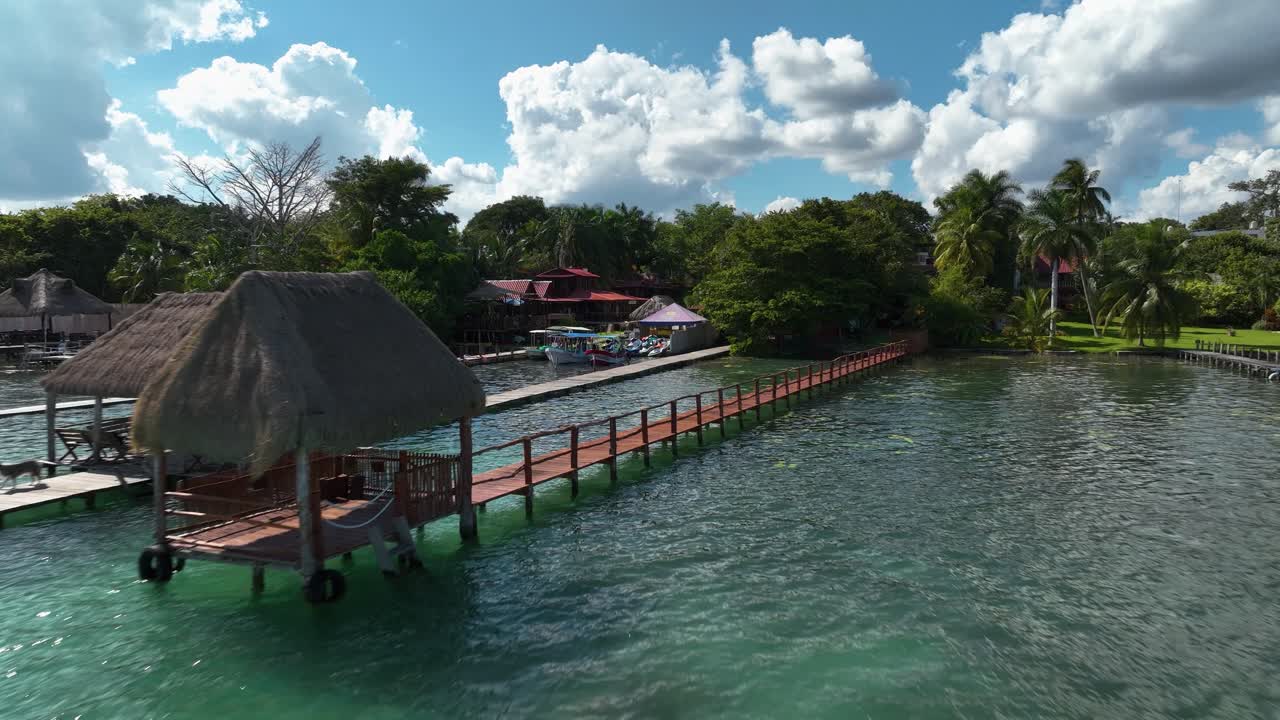vista aérea pasando los muelles hacia la ciudad de bacalar en la soleada quintana roo, méxico