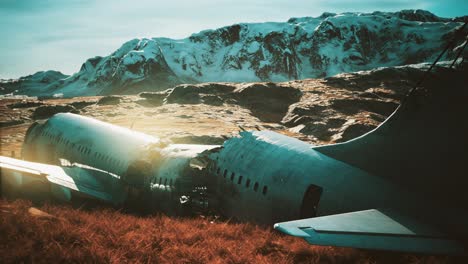 el avión se estrelló en una montaña.