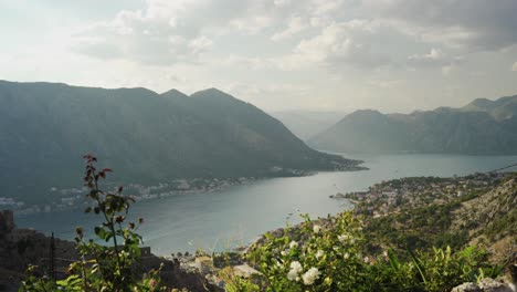 Panorama-Zeitraffer-Der-Bucht-Von-Kotor-Von-Einem-Berg-Aus.-Montenegro
