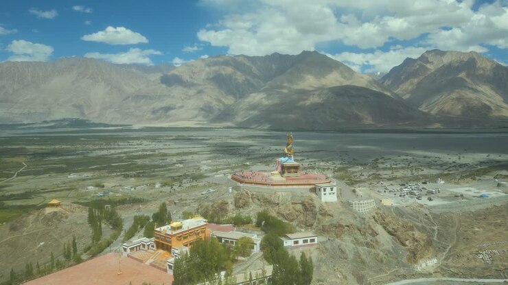 luchtbeeld van maitreya buddha en diskit klooster in nubra vallei, ladakh
