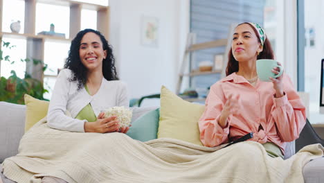 conversación, feliz y relajarse amigos viendo televisión