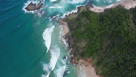 Vogelperspektive-Auf-Landzunge-Und-Meer,-Broken-Head-Beach,-Byron-Bay,-NSW,-Australien-–-Drohnenaufnahme