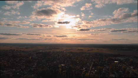 Imágenes-Aéreas-De-Drones-Volando-Hacia-El-Atardecer