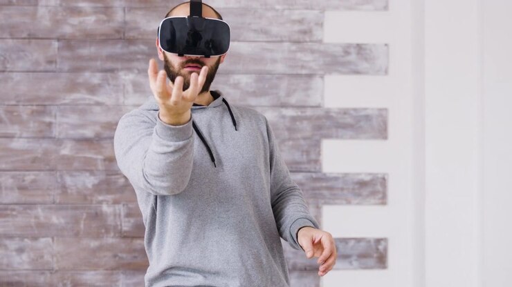Uomo con visore per realtà virtuale e interfaccia digitale