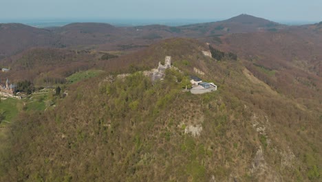 drone - toma aérea de la ruina drachenfels con el castillo drachenburg y el río rhine siebengebirge cerca de bonn - königswinter 25p