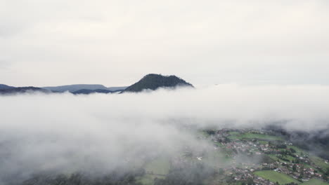 구름 속을 날아다니며 멀리서 산꼭대기와 멕시코의 발레 드 브라보에 있는 마을을 볼 수 있습니다.