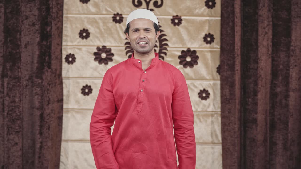 y animado hombre musulmán alegre