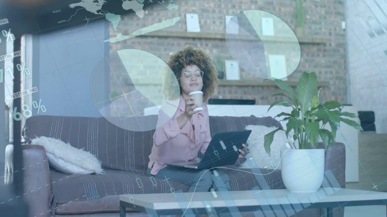 procesamiento de datos sobre mujer de negocios casual biracial con computadora portátil tomando café en la oficina