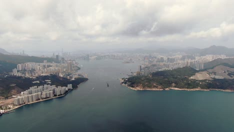 Toma-Aérea-Del-Horizonte-De-La-Bahía-De-Hong-Kong-En-Un-Día-Nublado