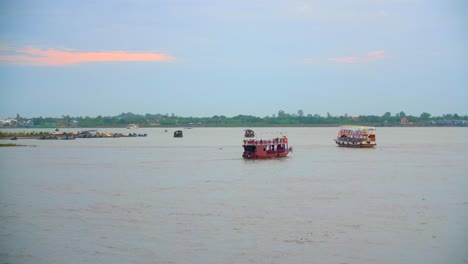 Barcos-Del-Río-Mekong-Conduciendo-Camboya-Phnom-Penh-Campo-Ciudad-Turismo-Asia-Cultura-4k