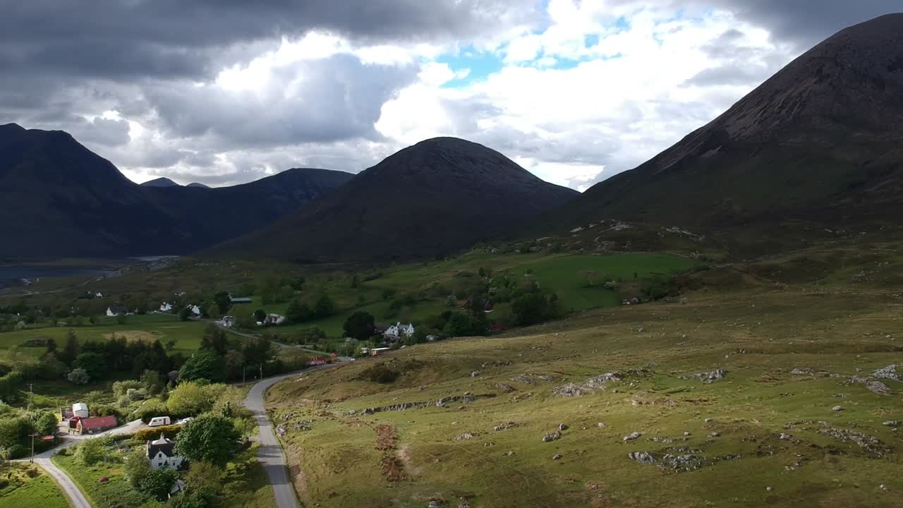 스코틀랜드 산악 마을의 패닝 샷