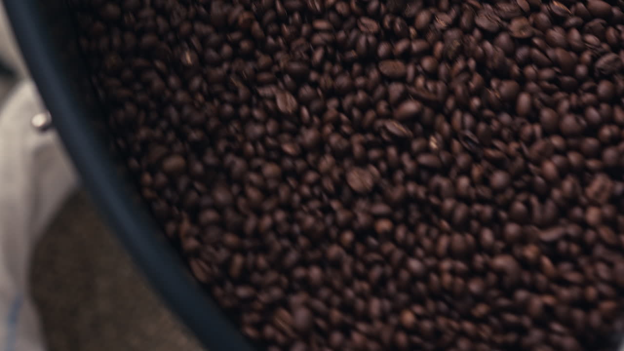 granos de café en una máquina de tostar