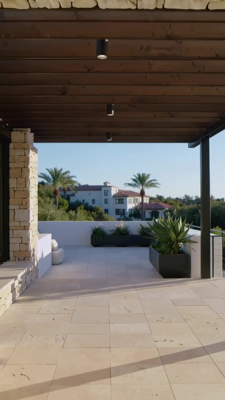 Video verticale: Telecamera in movimento che attraversa una porta scorrevole verso una terrazza, mostrando una fioriera con pergola