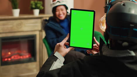 la persona tiene una tableta con pantalla verde.