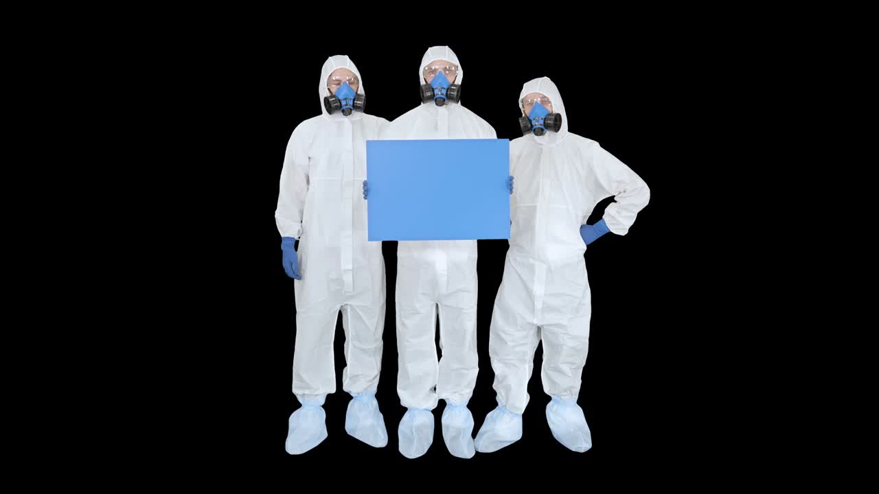 보호복을 입은 세 명의 의사들이 빈 보드를 들고 있습니다.