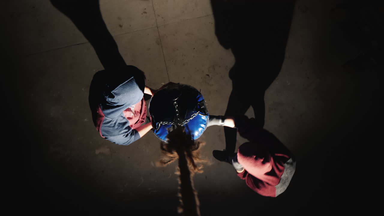 boxeador y compañero entrenan en el gimnasio