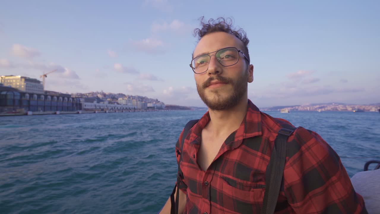 해가 지면 페리에서 보스포러스를 지켜보는 남자.