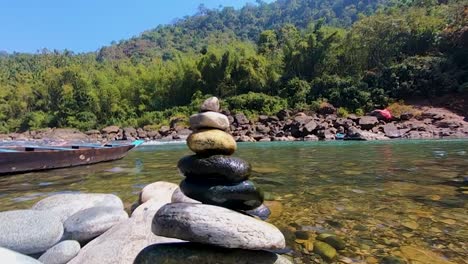 Pirámide-De-Piedra-Al-Lado-Del-Río-Desde-Un-ángulo-Bajo-En-El-Día