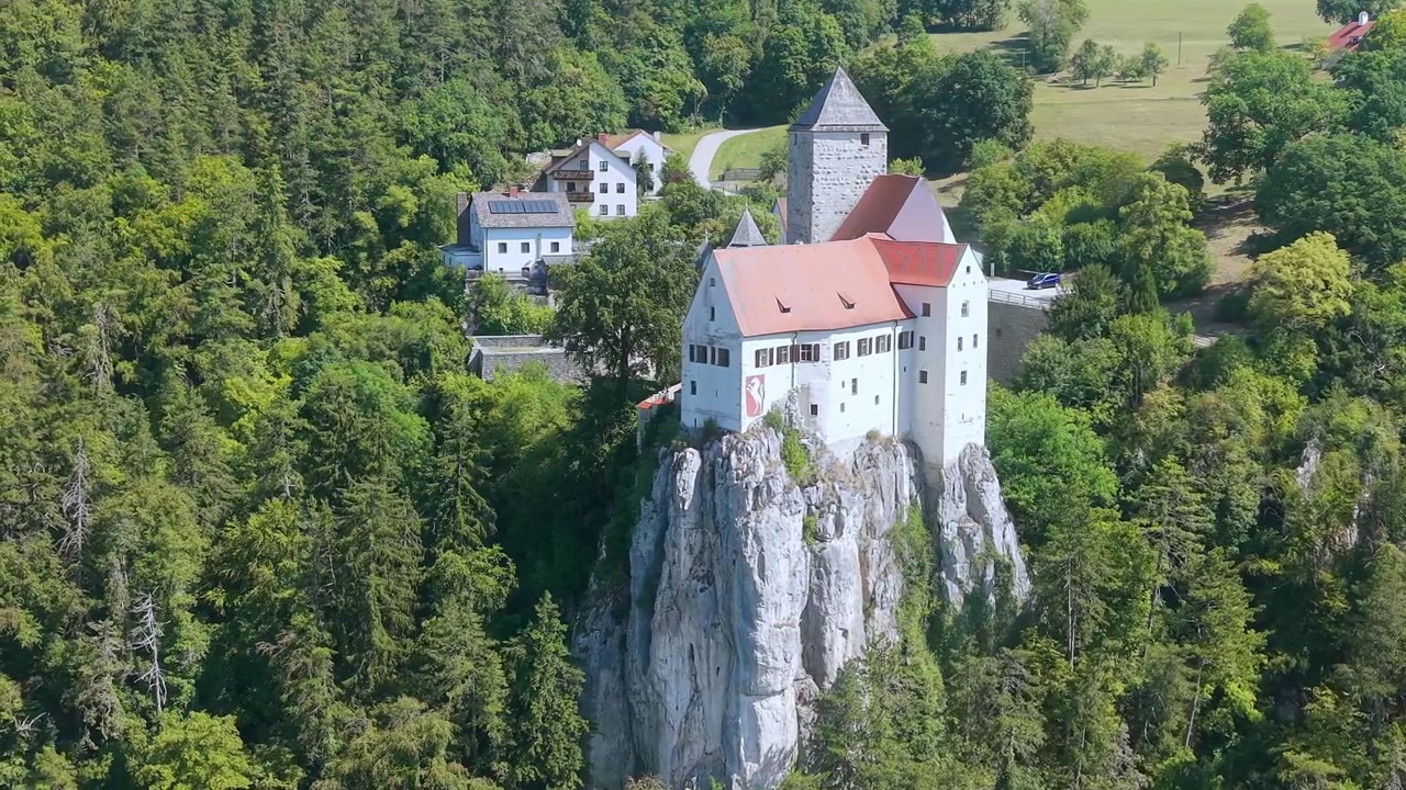 Maestosa vista aerea dello storico Castello di Prunn eretto su una formazione rocciosa giurassica, circondato da una foresta lussureggiante in Baviera, Germania