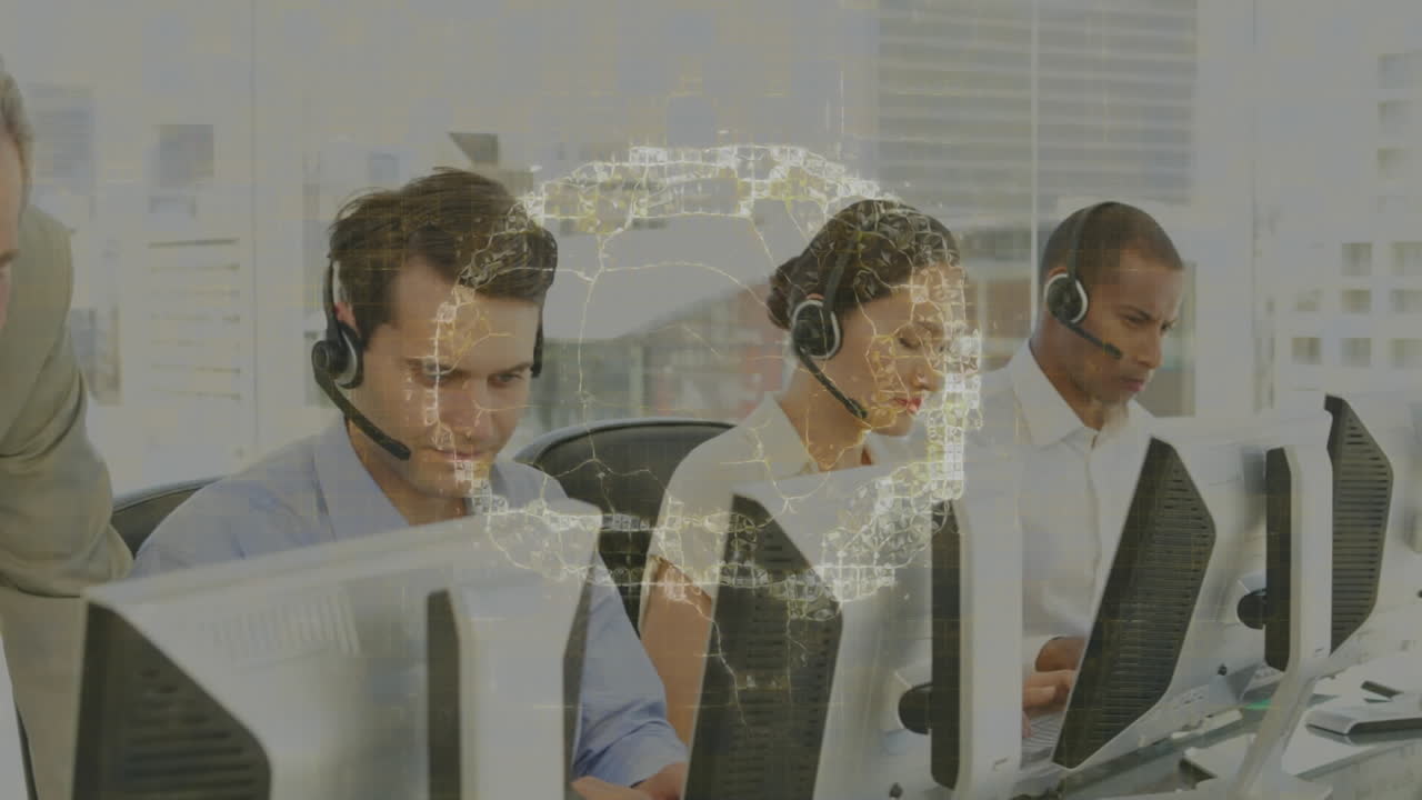 사무실에서 일하는 휴대폰 헤드 ⁇ 을 착용한 고객관리 임원 팀에 대항하는 인간 두뇌