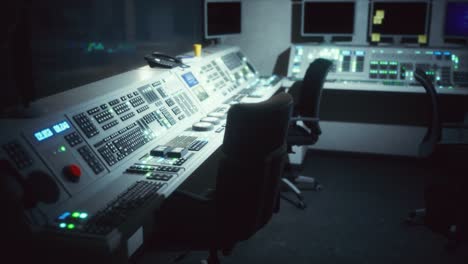 equipo de la sala de control central vacía
