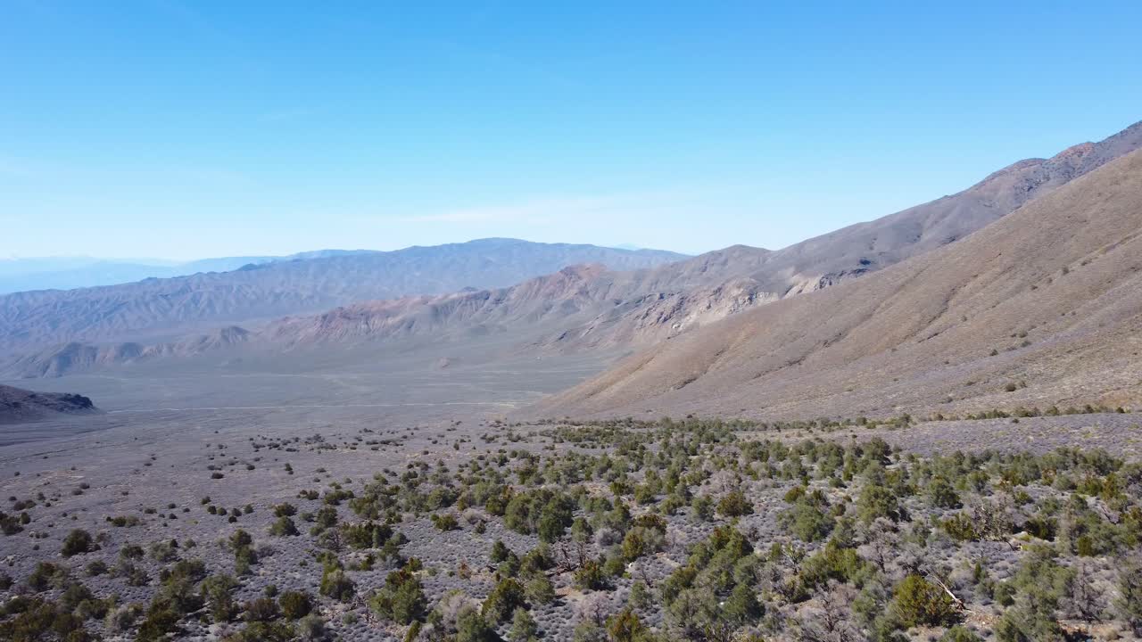 una vista panorámica del paisaje del valle de la muerte en el desierto de mojave, en el este de california.