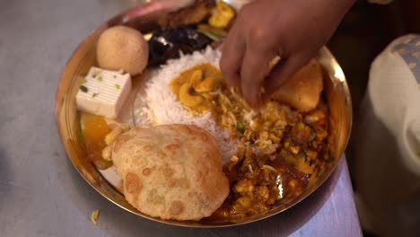 Aplastamiento-De-Platos-Tradicionales-Bengalíes-Con-La-Mano-Para-Servir-A-Los-Niños-Durante-La-Comida-Festiva-De-Annoprashan-O-Pooja