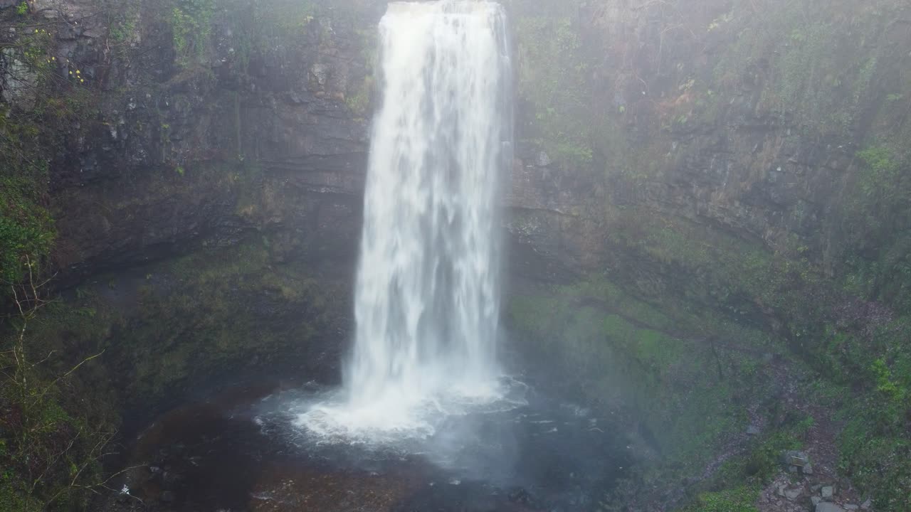 todavía toma aérea de una espectacular cascada en el sur de gales, reino unido 4k