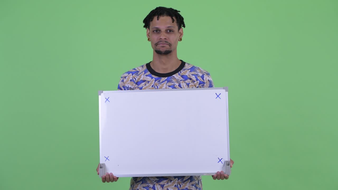 Giovane e attraente uomo africano con i dreadlock.