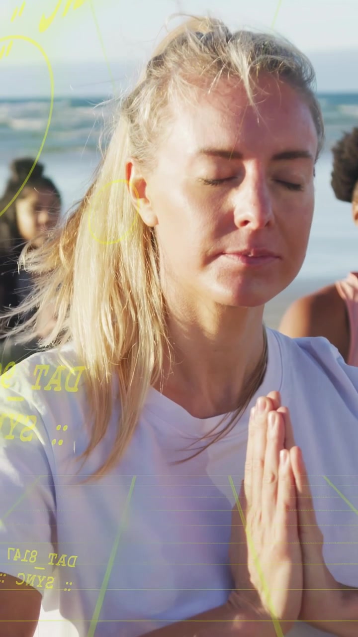 Vertikales Video: Frau macht auf Kommando Strand-Yoga zur Beruhigung, während ein gelbes Overlay Gesicht und Hände markiert.