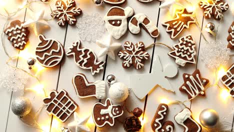 composición de dulces navideños galletas de jengibre con adornos navideños