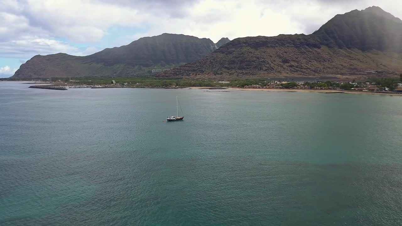 vista aérea de un velero solitario en la bahía de pokai waianae oahu en un día tranquilo