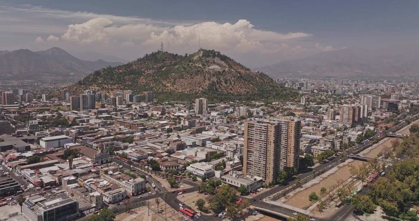 Santiago Cile Aerea v32, sorvolo a bassa quota sopra il fiume Mapocho, che rivela il centro, Recoleta, Providencia, la collina di San Cristobal e le viste sulle Ande - Ripreso con Mavic 3 Pro Cine - 21 gennaio 2025
