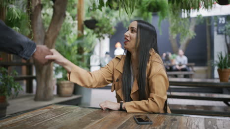 Un-Joven-Y-Una-Mujer-Dándose-La-Mano-Después-De-Reunirse