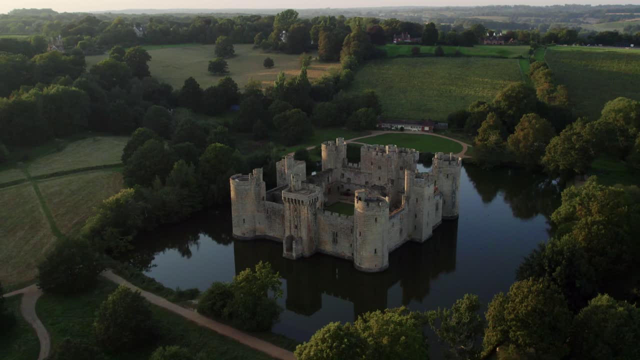Le magnifique château de Bodiam en Angleterre avec ses larges douves, au coucher du soleil, vu par drone