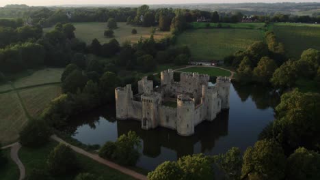el hermoso castillo de bodiam en inglaterra con un gran foso drone puesta de sol aérea