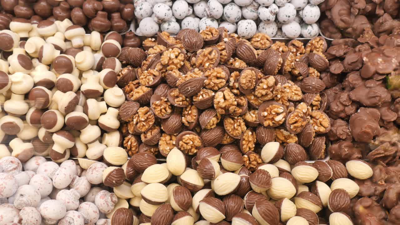 Assortimento di deliziosi cioccolatini e caramelle in esposizione.