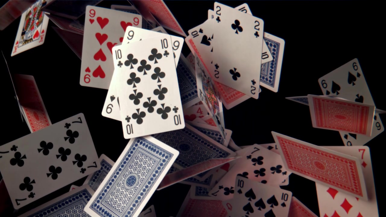 Carte da gioco che cadono e si disperdono al rallentatore