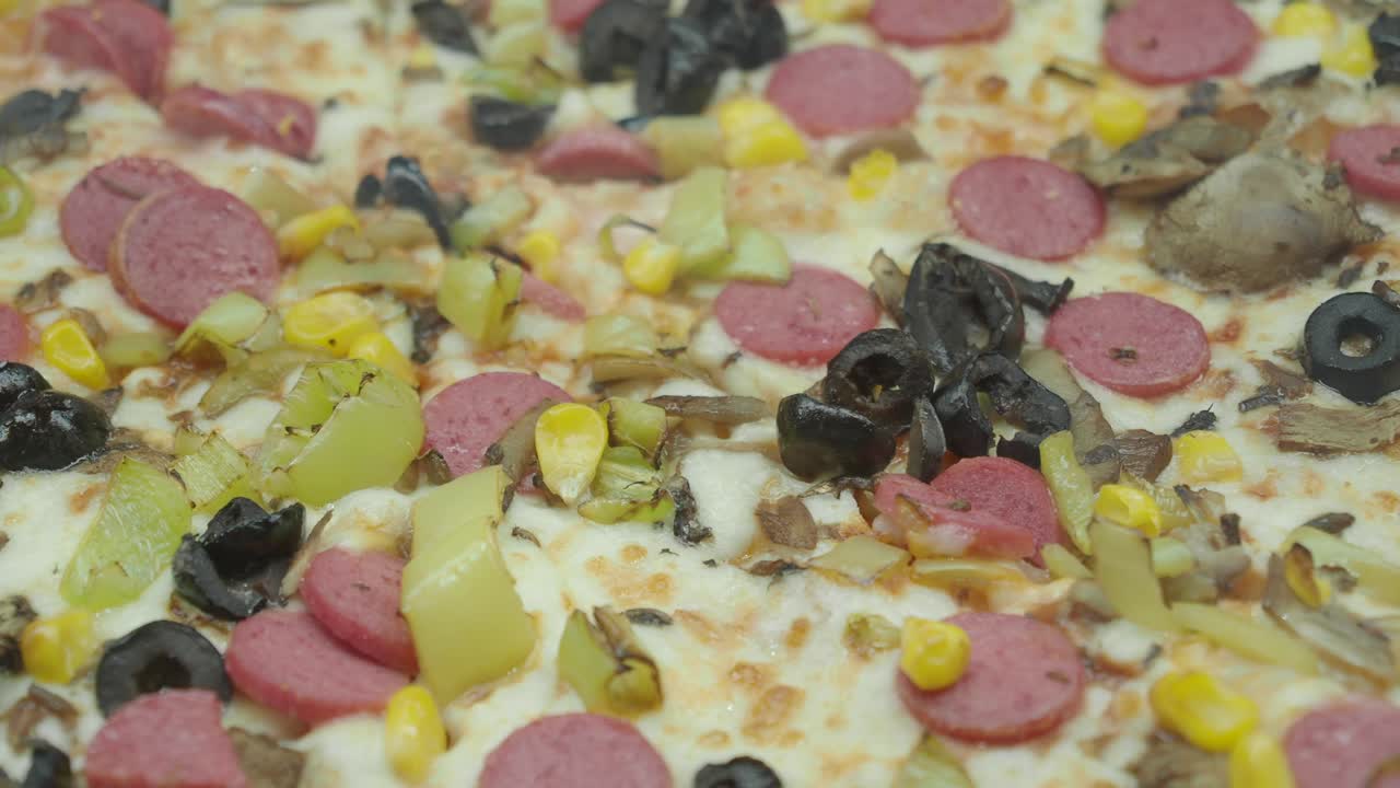 Un delizioso primo piano di una pizza con vari condimenti