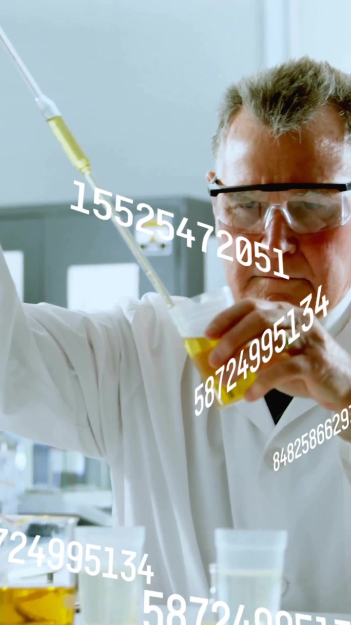 Scienziato che conduce un esperimento con pipetta, con animazione di elaborazione dati su scena di laboratorio