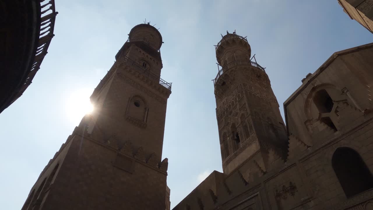 vista en bajo ángulo del complejo islámico de qalawun. el cairo en egipto