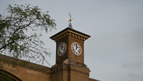 el reloj de kings cross, londres, reino unido