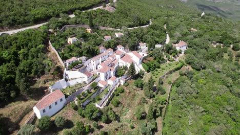 Complejo-Del-Monasterio-De-Arrabida-En-La-Ladera-Verde-Del-Parque-De-Arrabida-02