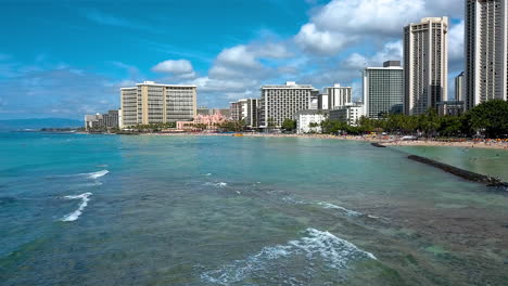 Imágenes-Bajas-De-Drones-Frente-A-La-Costa-De-La-Playa-De-Waikiki,-En-La-Isla-De-Oahu,-Hawaii